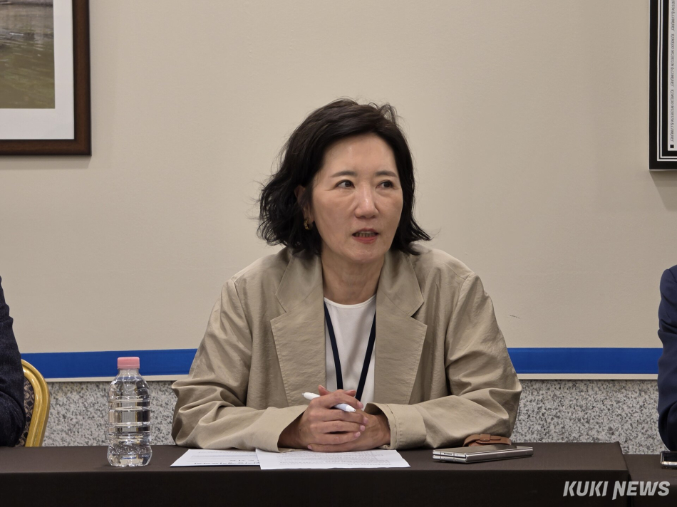 정진향 대한인지중재치료학회 이사장이 학술대회에서 발표된 연구 성과를 설명하고 있다. 이찬종 기자