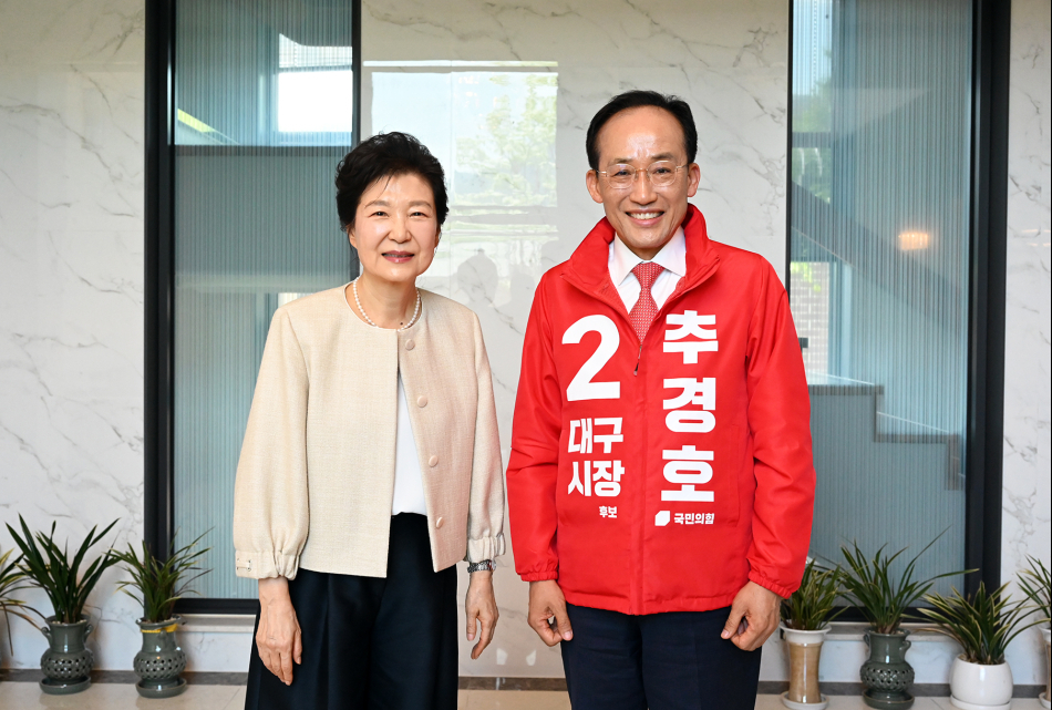 박근혜 전 대통령이 추경호 국민의힘 대구시장 후보 지원에 나서면서 대구시장 선거 구도 변화에 관심이 쏠리고 있다. 사진은 지난 4일 박 전 대통령의 달성군 사저를 방문한 모습. 추경호 후보 제공