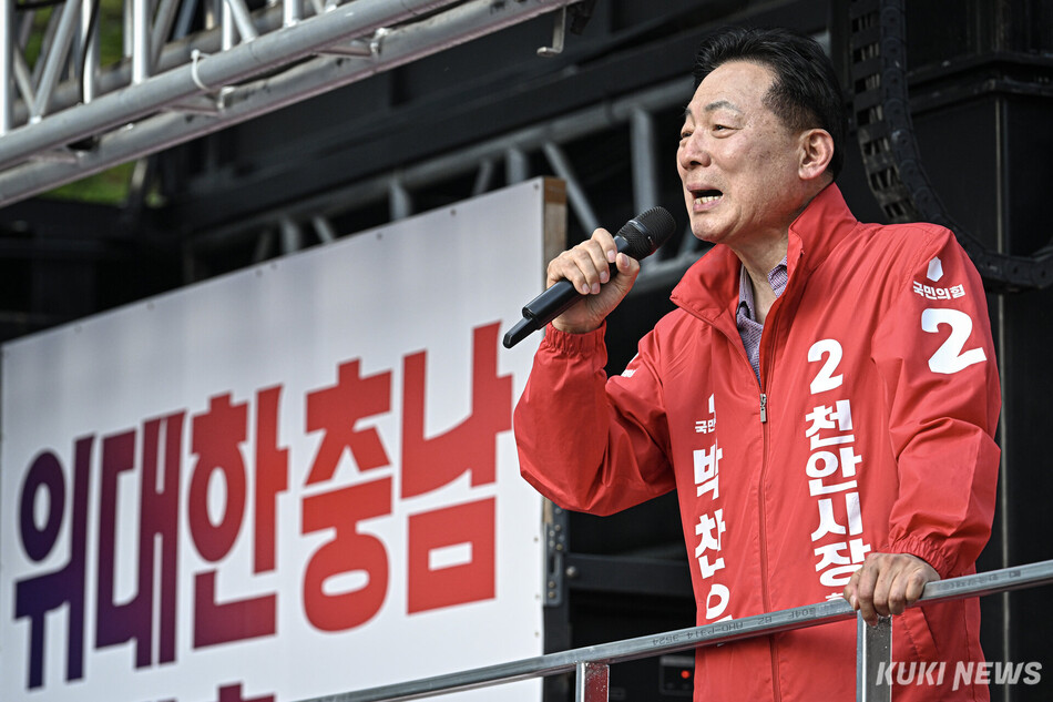 박찬우 국민의힘 천안시장 후보가 22일 충남 천안 아라리오갤러리 앞 유세에서 발언하고 있다.
