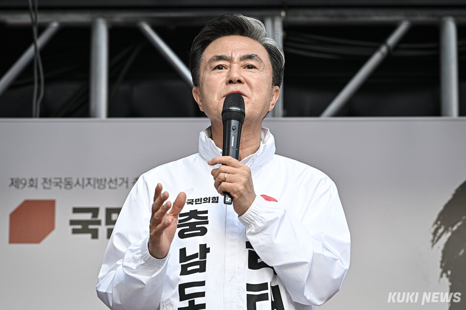 김태흠 국민의힘 충남지사 후보가 22일 충남 천안 아라리오갤러리 앞 유세에서 발언하고 있다.