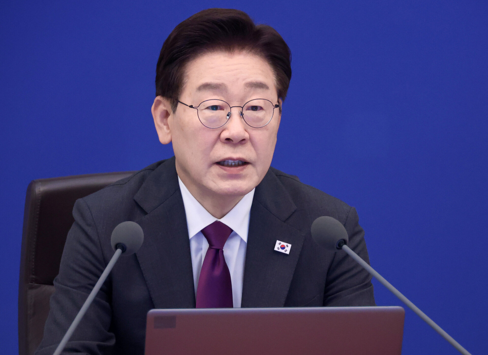 이재명 대통령이 21일 청와대에서 열린 수석보좌관회의에서 발언하고 있다. 연합뉴스