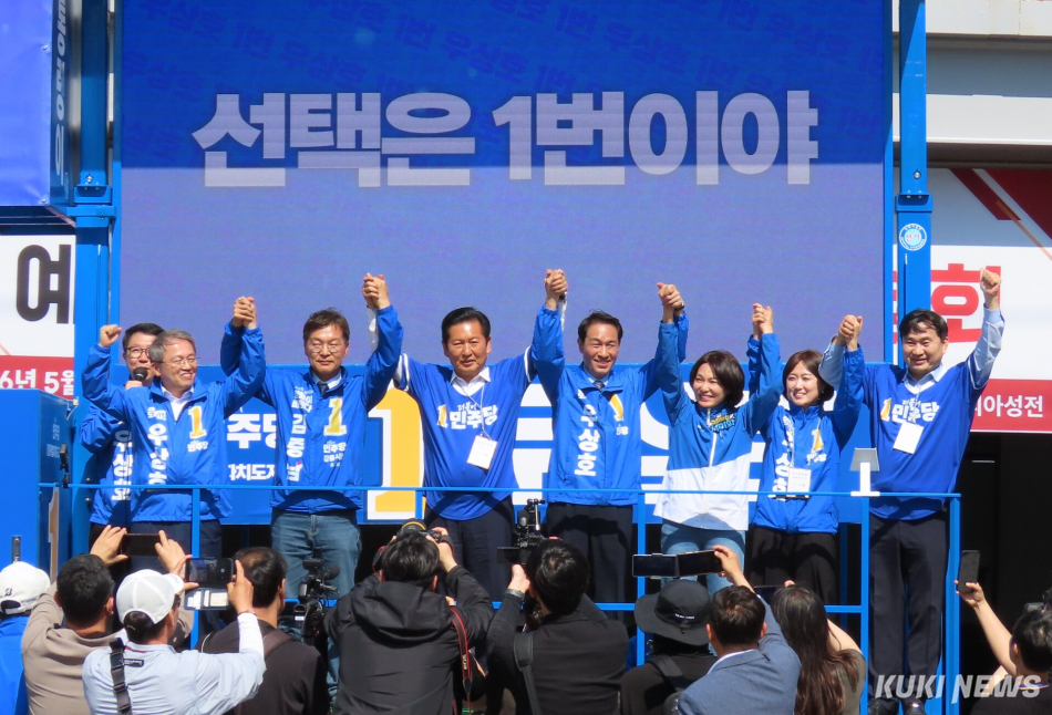 더불어민주당 정청래 당대표와 우상호 강원도지사 후보가 22일 오후 주문진해안주차타워를 찾아 김중남 강릉시장 후보에 대한 지원유세와 주문진 전통시장 방문 일정을 함께했다. 전인수 기자