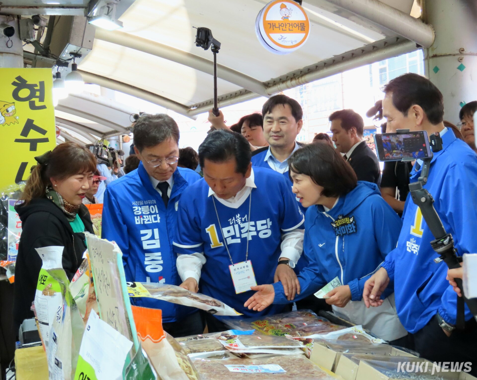 더불어민주당 정청래 당대표와 우상호 강원도지사 후보가 22일 오후 주문진해안주차타워를 찾아 김중남 강릉시장 후보에 대한 지원유세와 주문진 전통시장 방문 일정을 함께했다. 전인수 기자