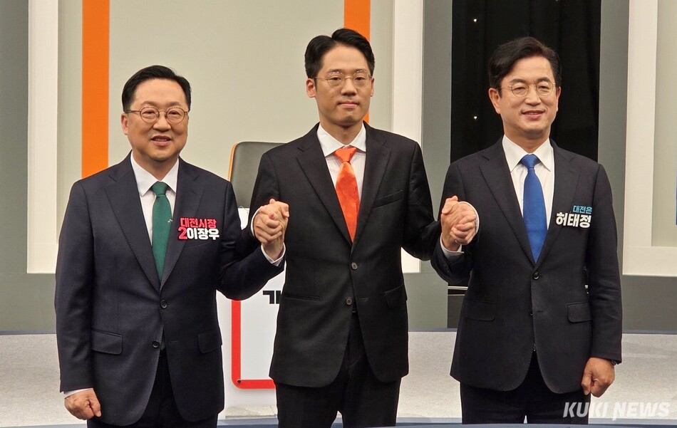 22일 이장우(국민의힘)・강희린(개혁신당)・허태정(더불어민주당) 대전시장 후보가 TJB(대전방송) 주관 제9회 전국동시지방선거 후보자 토론회에 참석해 포토 타임을 갖고 있다. 사진=명정삼 기자