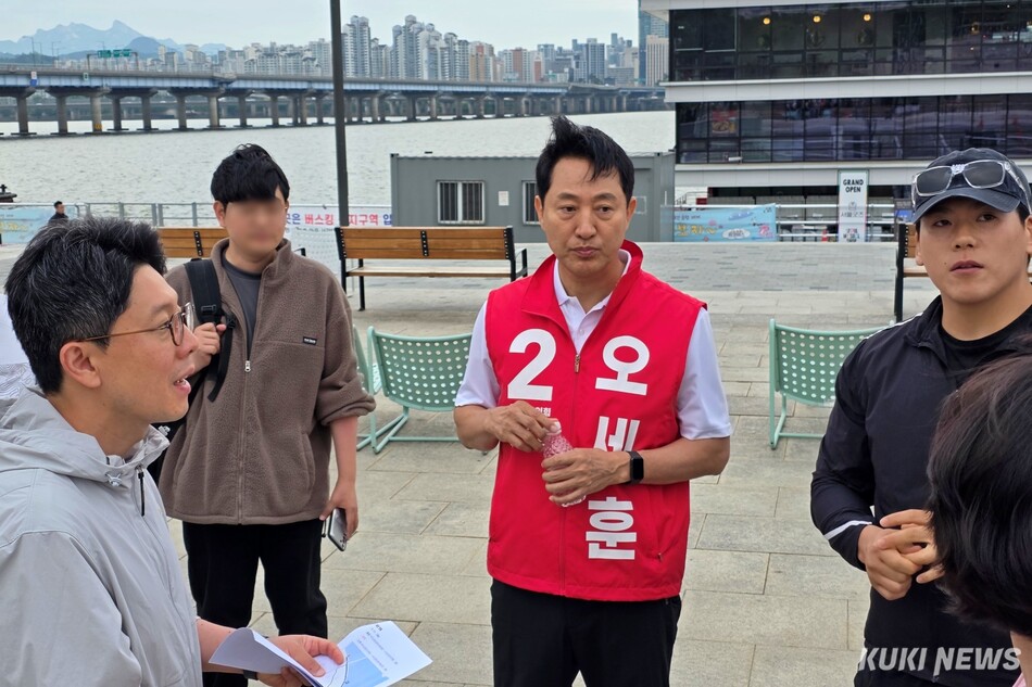 오세훈 국민의힘 서울시장 후보가 21일 서울 영등포구 여의도 한강공원에서 3km 달리기를 준비하고 있다. 김건주 기자