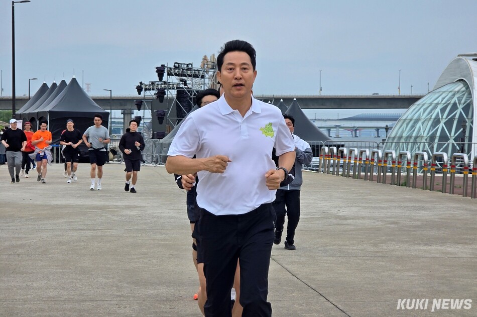 오세훈 국민의힘 서울시장 후보가 21일 서울 영등포구 여의도 한강공원에서 반환점을 돌아 달리고 있다. 김건주 기자