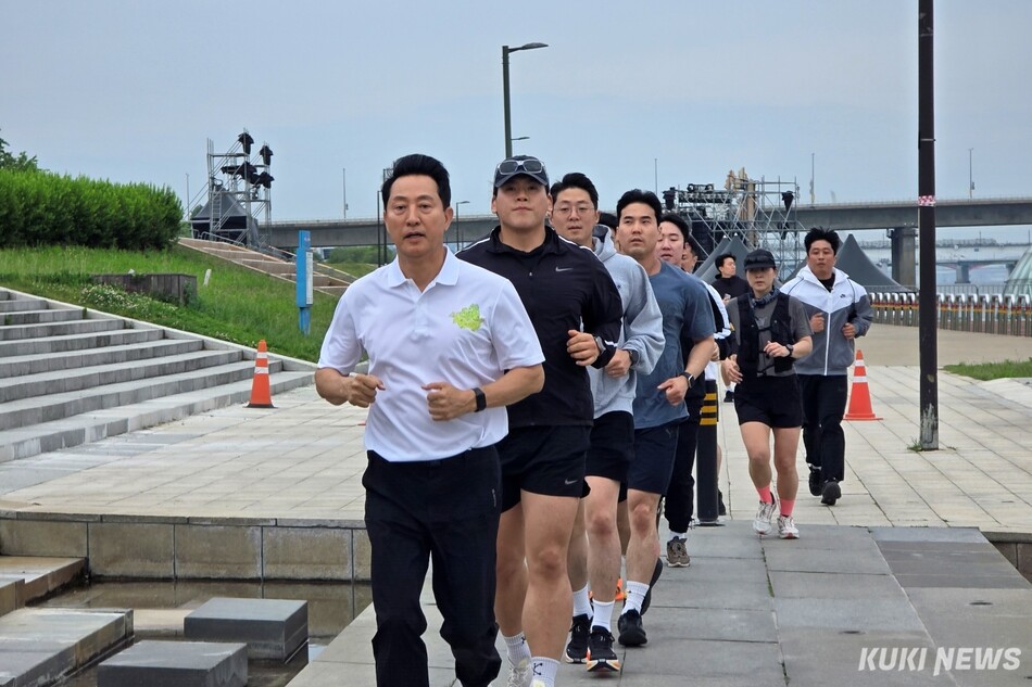 오세훈 국민의힘 6·3 지방선거 서울시장 후보가 21일 오전 7시10분쯤 서울 영등포구 여의도 한강공원 일대에서 시민들과 함께 달리기를 하고 있다. 김건주 기자