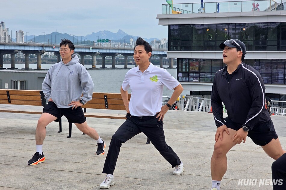 오세훈 국민의힘 서울시장 후보가 21일 서울 영등포구 여의도 한강공원에서 달리기를 마치고 몸을 풀고 있다. 김건주 기자