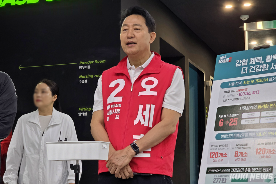 오세훈 국민의힘 6·3 지방선거 서울시장 후보가 23일 서울 영등포구 여의나루역에서 기자들과 만나 질문에 답하고 있다. 김건주 기자