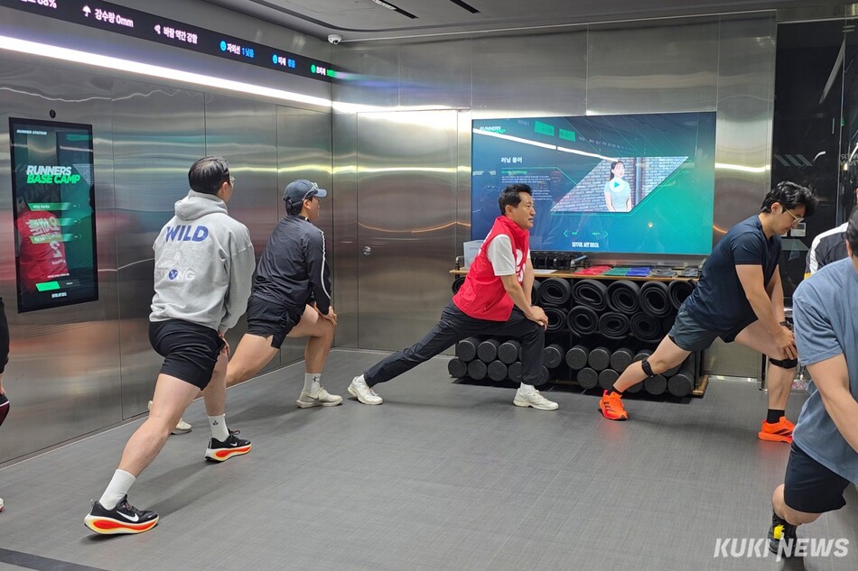 오세훈 국민의힘 서울시장 후보가 21일 서울 영등포구 여의나루역 러너스테이션에서 달리기 전 몸을 풀고 있다. 김건주 기자