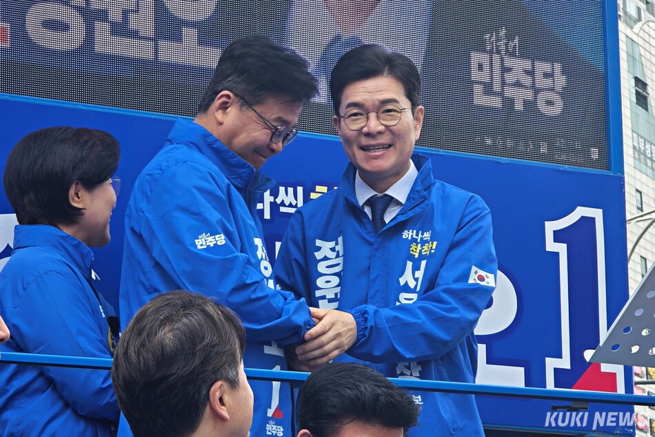 정원오 더불어민주당 6·3 지방선거 후보가 23일 서울 은평구 연신내역 인근 유세차량에서 은평구을 김우영 민주당 의원과 악수하고 있다. 김건주 기자