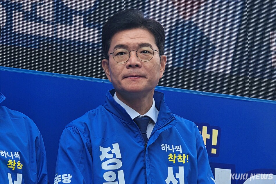 정원오 더불어민주당 6·3 지방선거 후보가 23일 서울 은평구에서 유세 중 시민들을 바라보고 있다. 김건주 기자