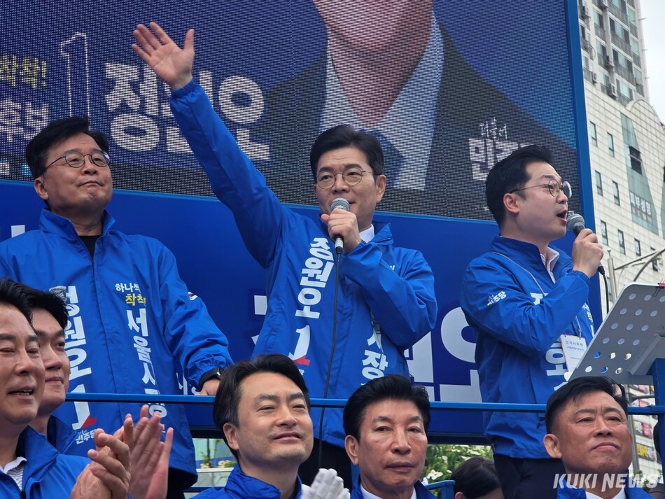 정원오 더불어민주당 6·3 지방선거 후보가 23일 서울 은평구 연신내역 인근 유세 차량에서 발언하고 있다. 김건주 기자