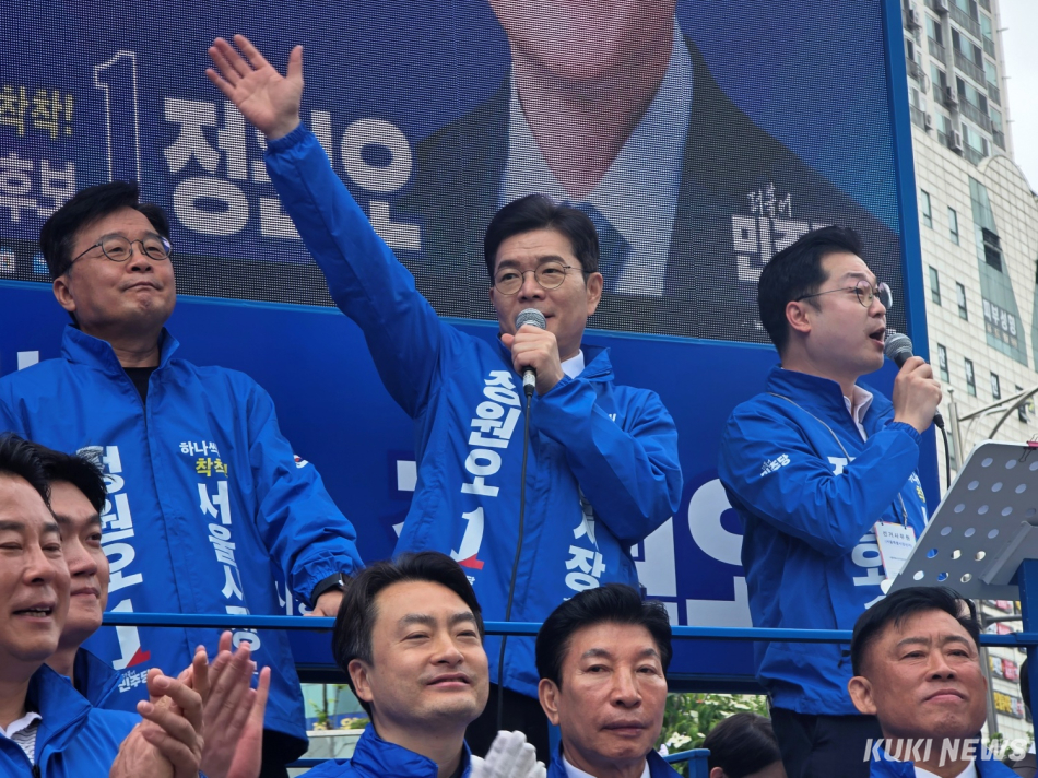정원오 더불어민주당 6·3 지방선거 서울시장 후보가 23일 서울 은평구 대조동에서 선거 유세를 하며 시민들에게 손을 들어보이고 있다. 김건주 기자