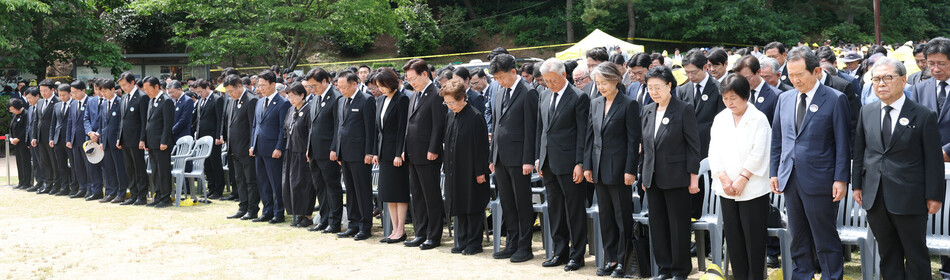 이재명 대통령 부부, 권양숙 여사, 문재인 전 대통령 부부를 비롯한 참석자들이 23일 경남 김해 봉하마을에서 열린 고 노무현 전 대통령 서거 17주기 추도식에서 묵념하고 있다.