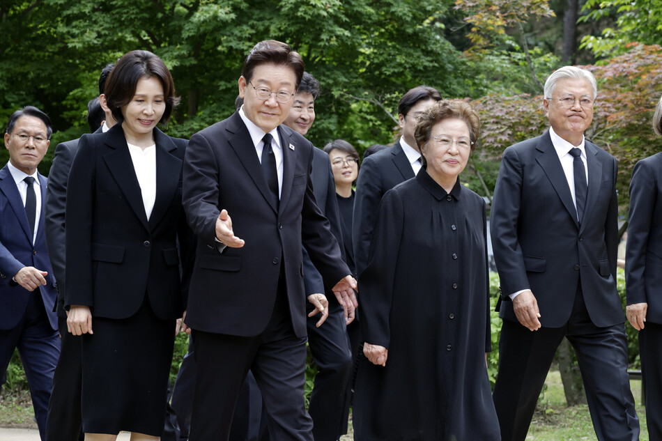 이재명 대통령 부부, 권양숙 여사, 문재인 전 대통령이 23일 경남 김해 봉하마을에서 열린 고 노무현 전 대통령 서거 17주기 추도식에 입장하고 있다.