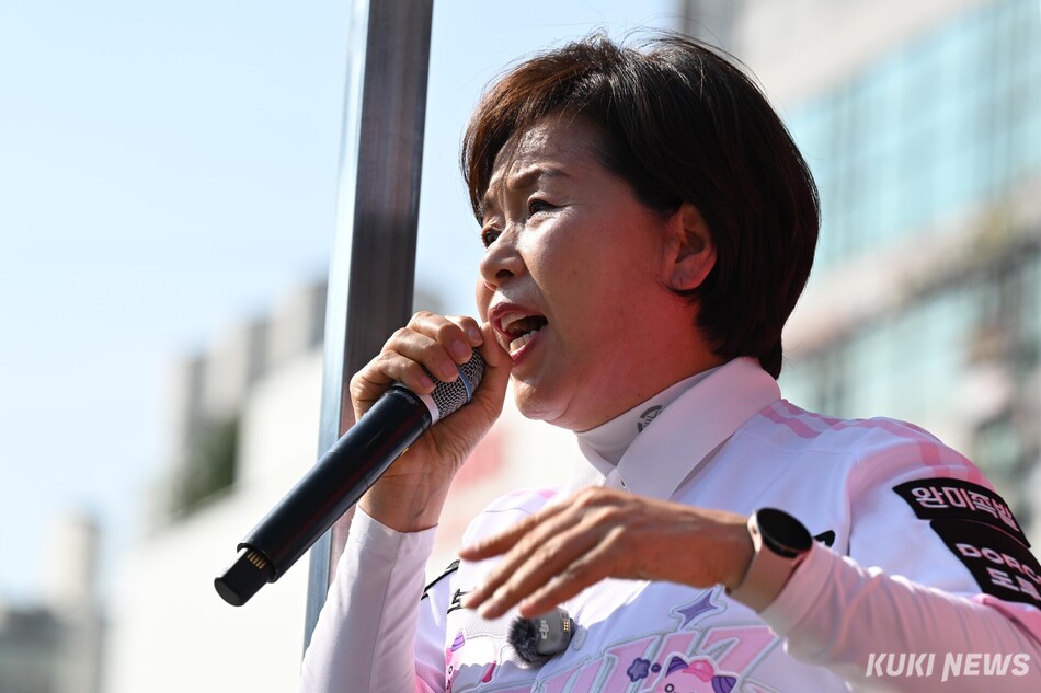 양향자 국민의힘 경기도지사 후보가 23일 수원 KT위즈파크 앞에서 거리 유세 중 발언하고 있다.