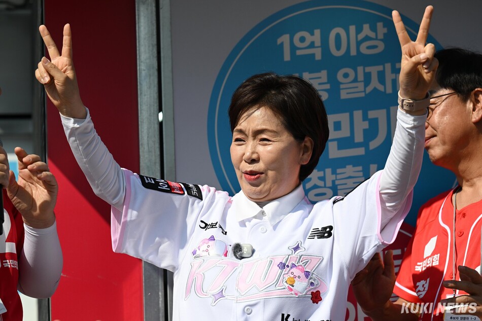 양향자 국민의힘 경기도지사 후보가 23일 수원 KT위즈파크 앞에서 지지를 호소하고 있다.