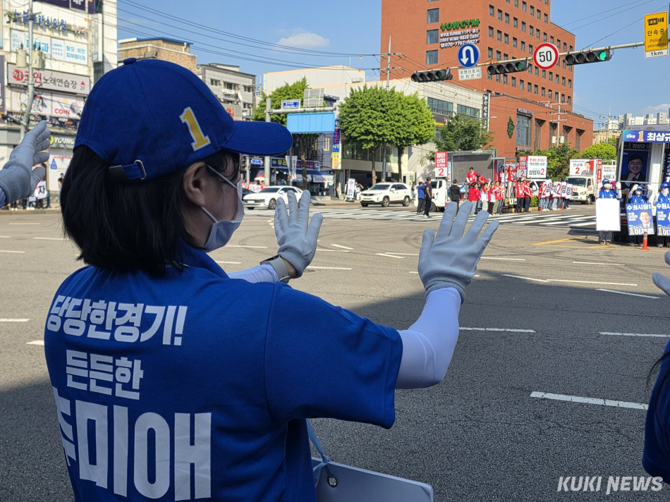 23일 오후 4시 추미애 더불어민주당 경기도지사 후보와 양향자 국민의힘 경기도지사 후보가 경기 수원시 장안구청 사거리에서 선거유세를 벌이고 있다. 김미경 기자