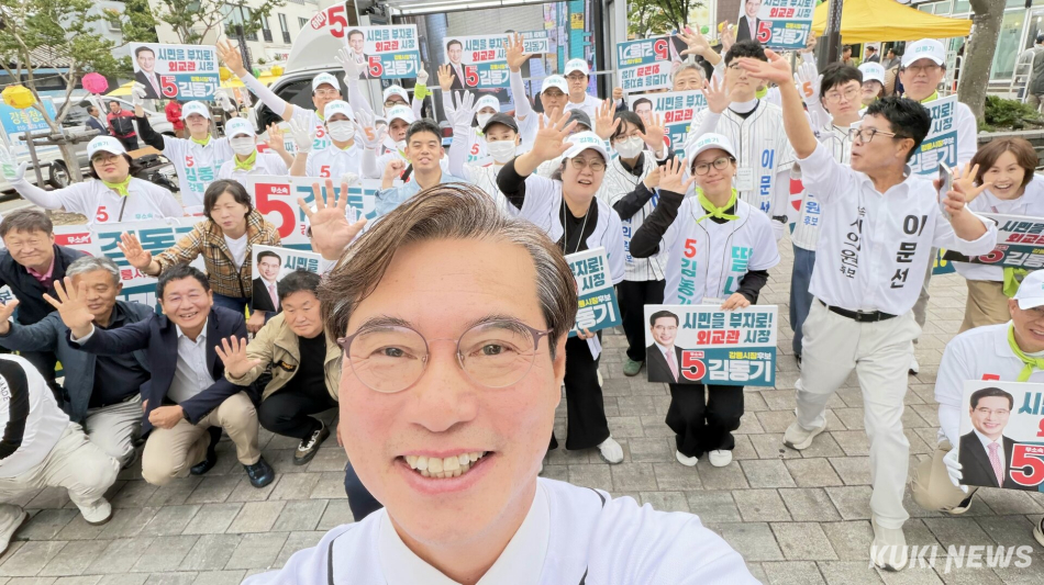 무소속 김동기 강릉시장 후보가 23일 오후 강릉 월화거리에서 대규모 인원동원 없이 가족과 친구·선거운동원만 참여한 가운데 필승 각오와 결의 다지는 정치와 음악을 결합한 이색적인 출정식을 가졌다. 김동기 후보 캠프 제공