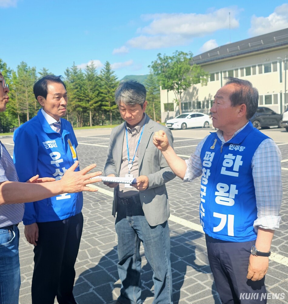 더불어민주당 우상호 강원도지사 후보와 한왕기 평창군수 후보는 23일 오후 진부면에서 지지자와 군민 등 1000여명이 모인 가운데 합동유세를 실시한데 이어 ‘강원그린바이오산업단지·그린신도시, 서울대병원 평창분원’ 설치 예정지인 평창군 대화면 서울대 평창캠퍼스 일대 지역을 둘러보고 서울대 관계자의 설명을 청취하고 있다. 한왕기 후보 캠프 제공