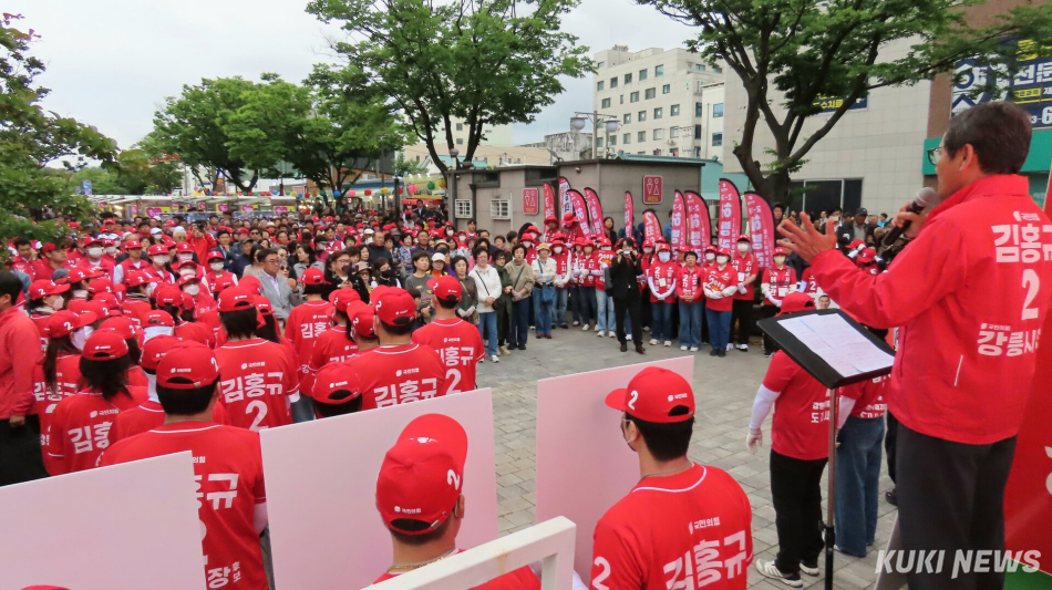 김홍규 강릉시장 후보를 비롯한 국민의힘 강릉지역 지방선거 입후보자들은 23일 오후 강릉 월화거리에서 김진태 강원도지사 후보와 권혁열 전 강릉시장 후보, 오세인 전 고검장, 당원·선거운동원·지지자·시민 등 1000여명이 참여한 가운데 ‘강릉 원팀 출정식’을 갖고 합동유세를 펼쳤다. 전인수 기자