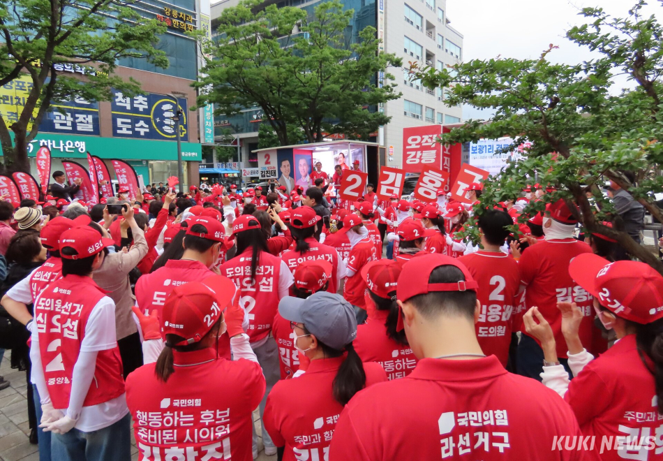 김홍규 강릉시장 후보를 비롯한 국민의힘 강릉지역 지방선거 입후보자들은 23일 오후 강릉 월화거리에서 김진태 강원도지사 후보와 권혁열 전 강릉시장 후보, 오세인 전 고검장, 당원·선거운동원·지지자·시민 등 1000여명이 참여한 가운데 ‘강릉 원팀 출정식’을 갖고 합동유세를 펼쳤다. 전인수 기자
