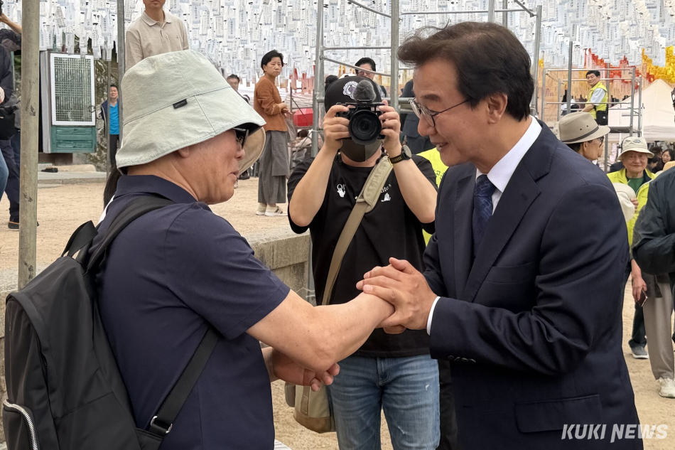 전재수 더불어민주당 부산시장 후보가 24일 부산 금정구 범어사에서 열린 봉축법요식을 마치고 시민들과 인사하고 있다. 유병민 기자