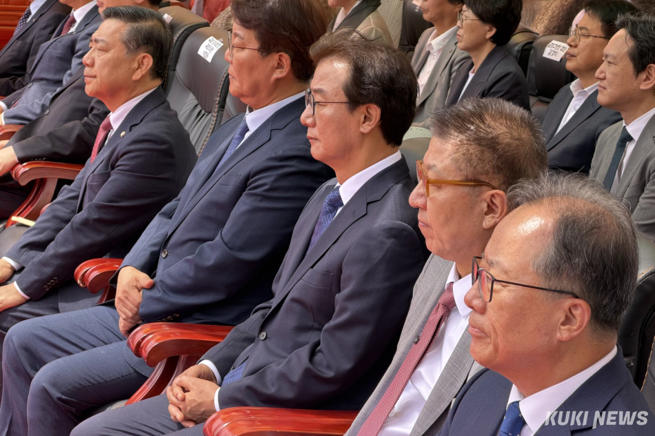 전재수 더불어민주당 부산시장 후보와 박형준 국민의힘 부산시장 후보가 24일 부산 금정구 범어사에서 열린 봉축법요식에 참석하고 있다. 유병민 기자