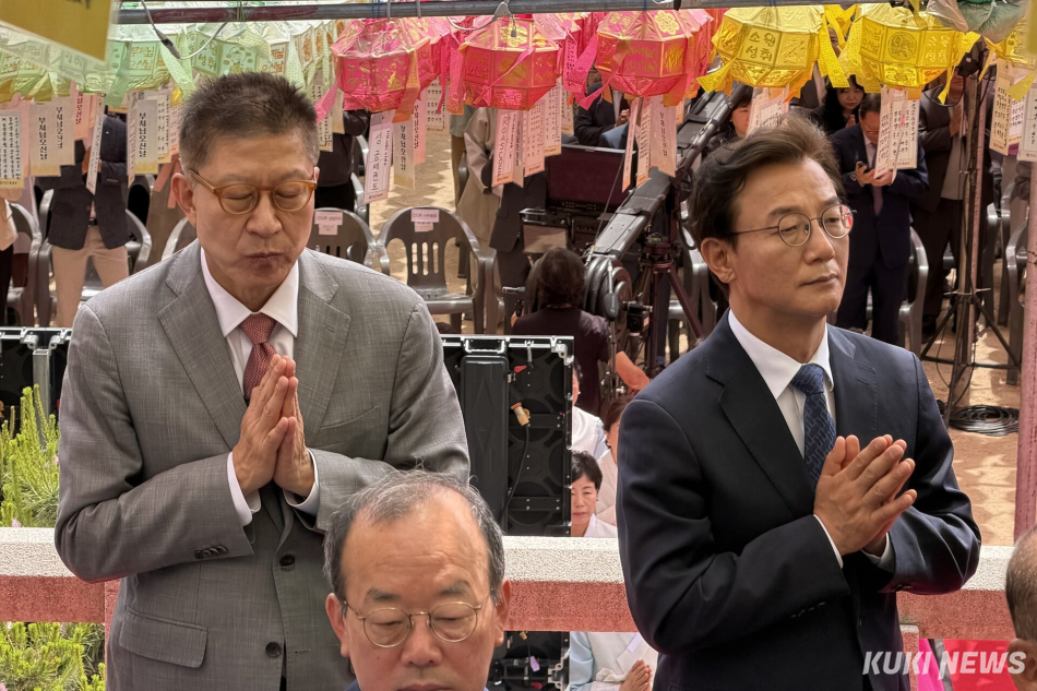 전재수 더불어민주당 부산시장 후보와 박형준 국민의힘 부산시장 후보가 24일 부산 금정구 범어사에서 열린 봉축법요식에 참석해 합장하고 있다. 유병민 기자