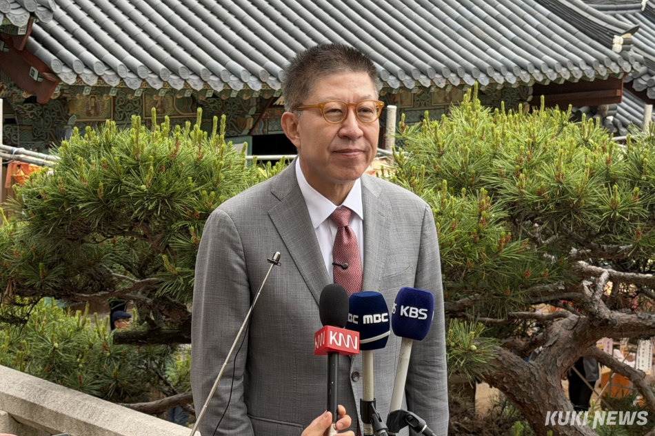 박형준 국민의힘 부산시장 후보가 24일 부산 금정구 범어사에서 열린 봉축법요식을 마치고 기자들과 만나 대화하고 있다. 유병민 기자