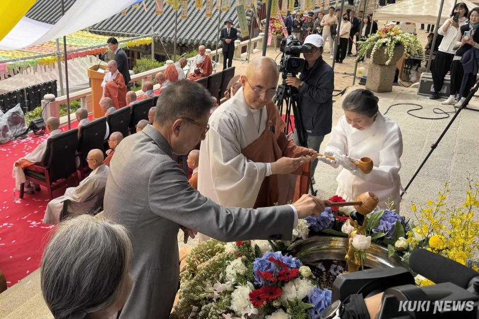 박형준 국민의힘 부산시장 후보가 24일 부산 금정구 범어사에서 열린 봉축법요식에 참석해 부처를 목욕시키는 관불 의식을 하고 있다. 유병민 기자