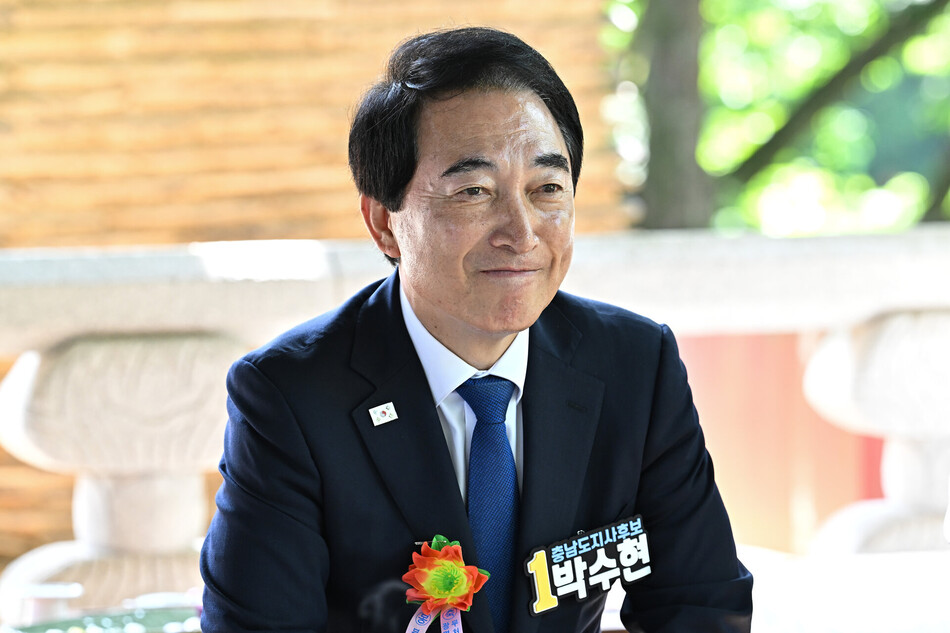 24일 박수현 더불어민주당 충남도지사 후보가 충남 공주 마곡사에서 주지 원경스님과 차담을 나누고 있다.