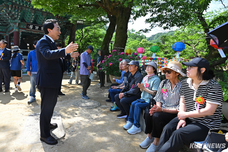 24일 박수현 더불어민주당 충남도지사 후보가 충남 공주 마곡사에서 시민들과 이야기를 나누고 있다.