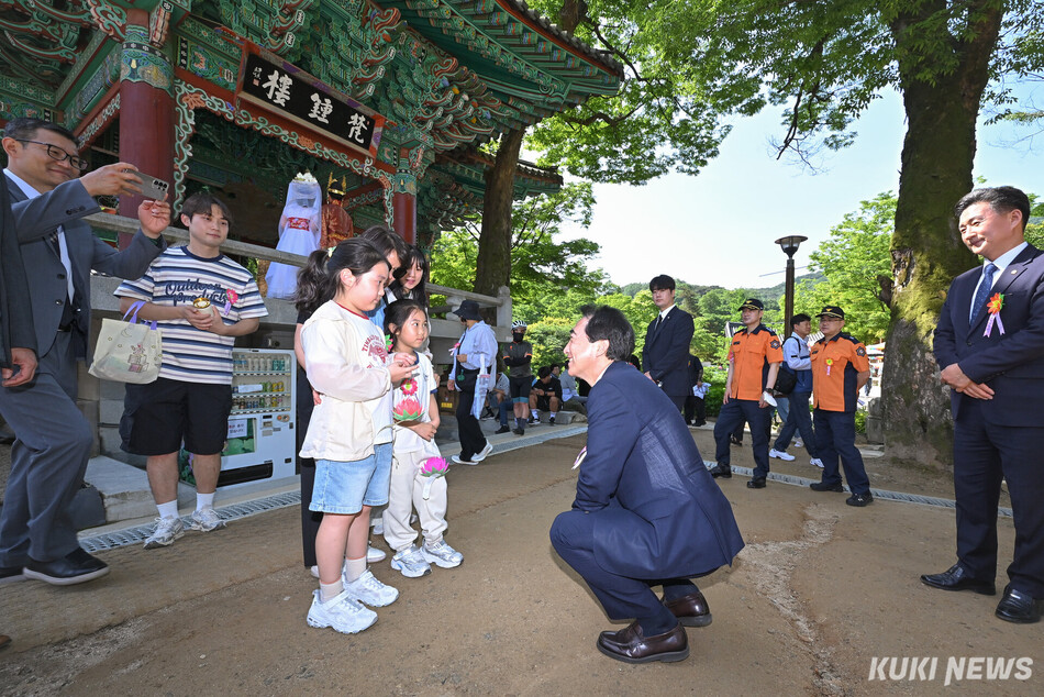 24일 박수현 더불어민주당 충남도지사 후보가 충남 공주 마곡사를 찾은 어린이들과 이야기를 나누고 있다.