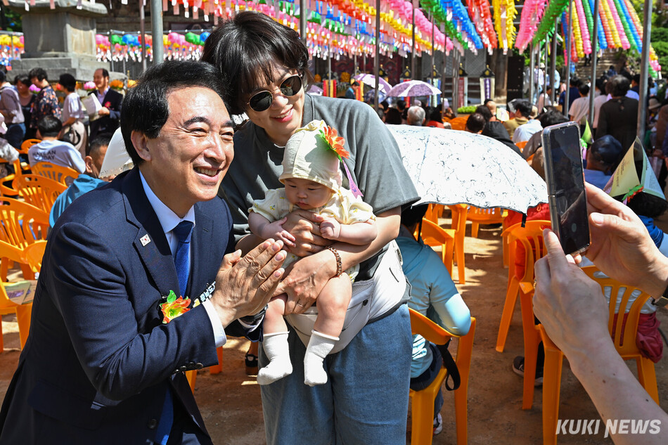 24일 박수현 더불어민주당 충남도지사 후보가 충남 공주 마곡사를 찾은 어린이와 기념사진을 촬영하고 있다.
