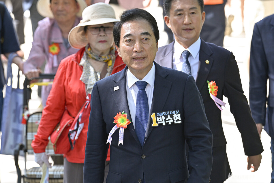 6.3 전국동시지방선거를 열흘 앞둔 24일 박수현 더불어민주당 충남도지사 후보가 충남 공주 마곡사에서 열린 봉축요법식에 참석하고 있다.