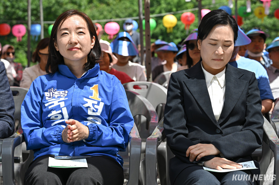 전은수 더불어민주당 아산을 국회의원 보궐선거 후보(왼쪽)와 김민경 국민의힘 후보가 24일 충남 아산 윤정사에서 열린 행사에 나란히 참석해 있다.