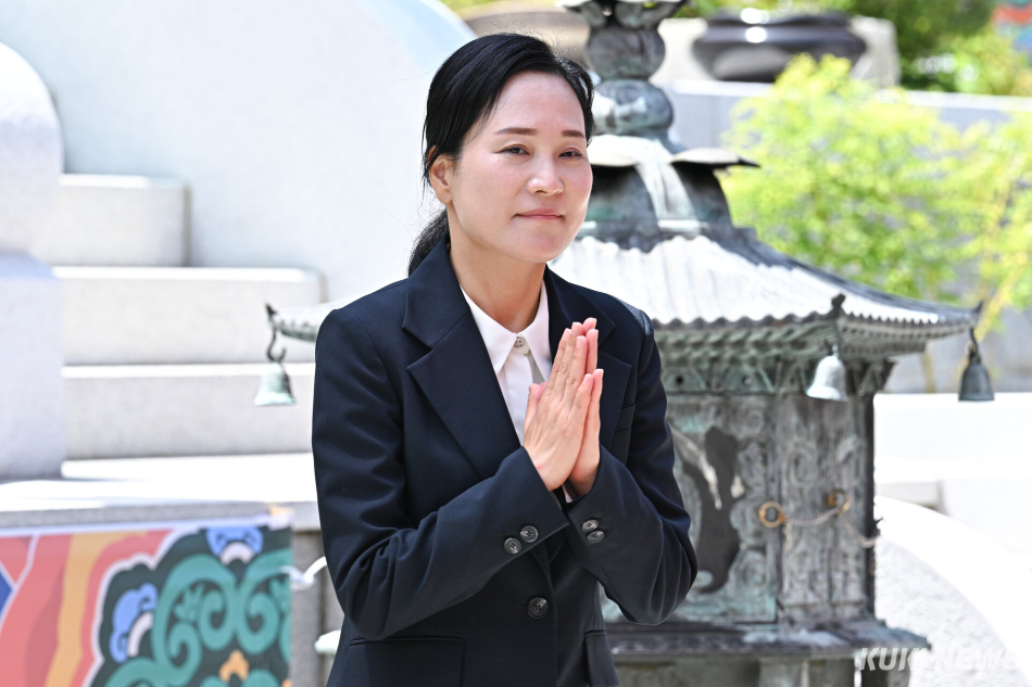 김민경 국민의힘 아산을 국회의원 보궐선거 후보가 24일 충남 아산 윤정사에서 방문객들에게 인사하고 있다.