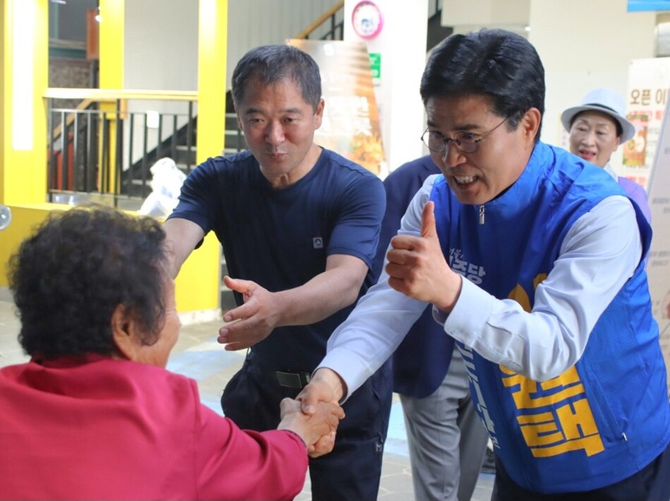 이원택 민주당 전북도지사 후보가 진안을 찾아 지역민과 손을 맞잡고 민주당 후보에 대한 지지를 호소하고 있다.