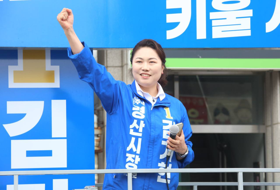 전통시장과 생활체육 현장을 찾은 김기현 더불어민주당 경산시장 후보가 시민들과 만나 지지를 호소하고 있다. 김기현 후보 제공