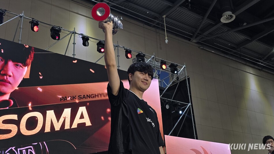 박상현이 24일 고양시 킨텍스 제1전시장 PLAYX4 행사장에서 열린 ‘ASL 시즌21’ 이영호와의 결승전을 승리한 뒤 세리머니를 펼치고 있다. 김영건 기자
