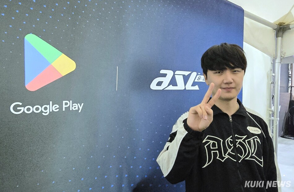 박상현이 24일 고양시 킨텍스 제1전시장 PLAYX4 행사장에서 ‘ASL 시즌21’ 우승을 차지한 뒤 기념사진을 찍고 있다. 김영건 기자