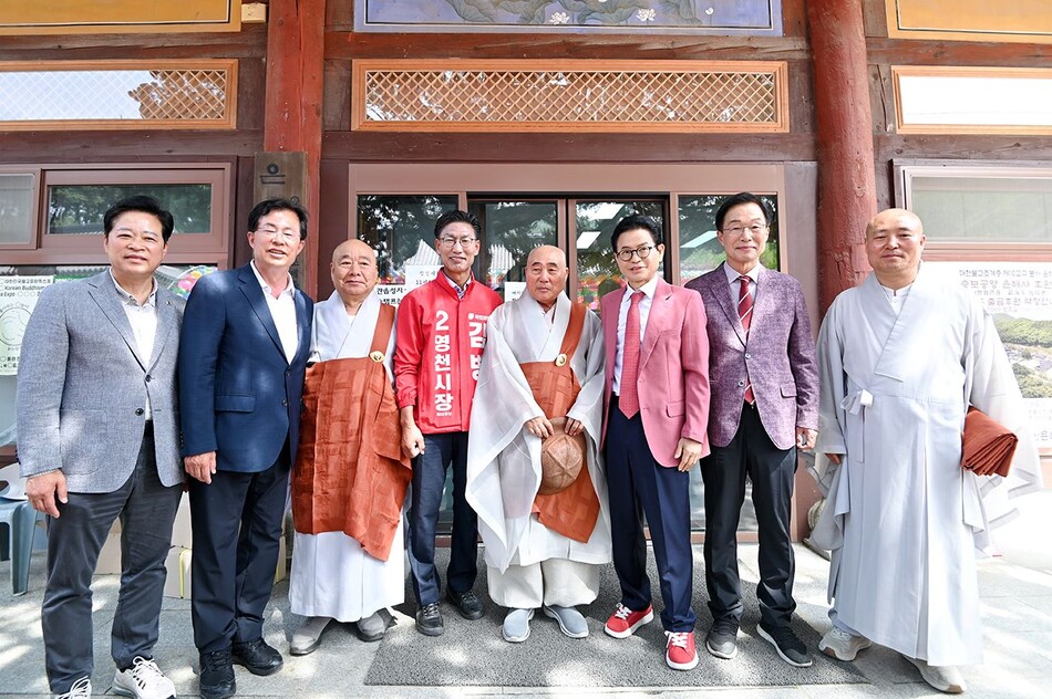 이철우 후보(오른쪽에서 3번째)가 김병삼 영천시장 후보(가운데), 임종식 경북교육감 후보(오른쪽에서 2번째)와 함께 영천 은해사 봉축법요식에 참여했다. 이 후보 캠프 제공.