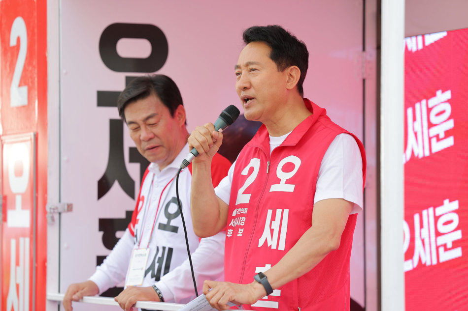 국민의힘 오세훈 서울시장 후보가 25일 서울 도봉구 홈플러스 방학점 앞 사거리에서 유권자들에게 지지를 호소하고 있다. 연합뉴스