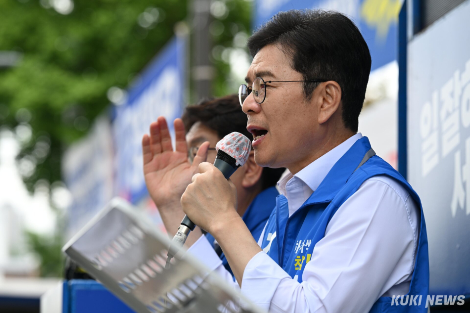 정원오 더불어민주당 서울시장 후보가 25일 서울 양천구 목동 현대백화점 앞에서 유세차에 올라 연설하고 있다.
