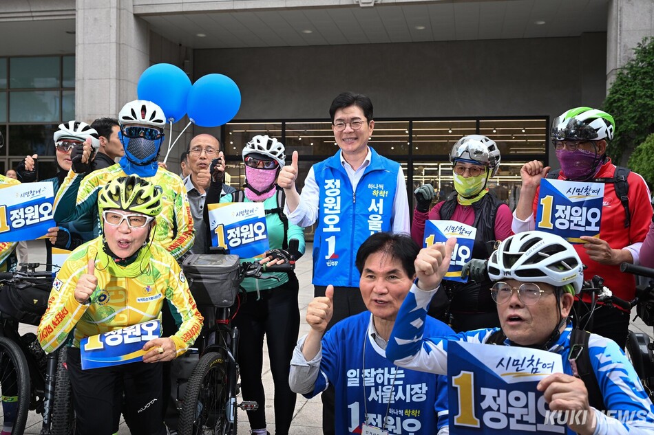 정원오 더불어민주당 서울시장 후보가 25일 서울 양천구 목동 현대백화점 앞에서 시민들과 기념촬영하고 있다.