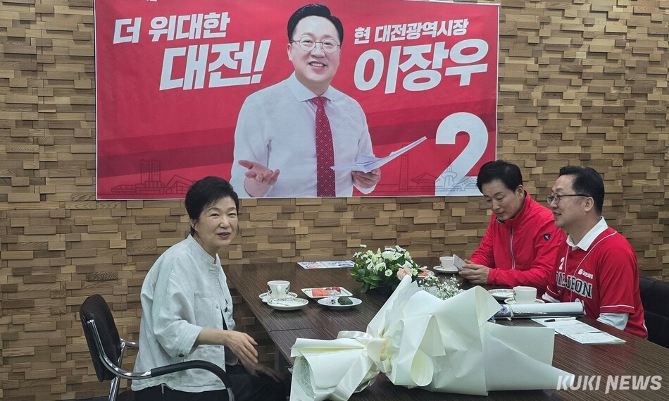 이장우 대전시장 후보 캠프를 방문한 박근혜 전 대통령과 이장우 대전시장, 유영하 국회의원이 담소를 나누다가 취재진을 향해 박 전 대통령이 시선을 돌리고 있다. 사진=명정삼 기자