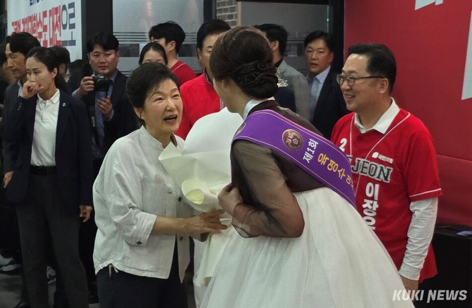 제1회 육영수 여사 정통한복 모델 선발대회 김다겸 대상 수상자가 박근혜 전 대통령에게 꽃다발을 전달하고 있다. 사진=명정삼 기자