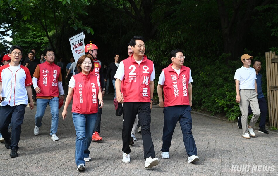 오세훈 국민의힘 서울시장 후보가 25일 서울 광진구 서울어린이대공원에서 지지를 호소하고 있다.